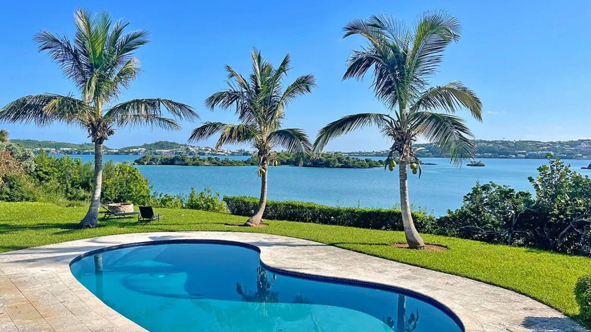 Bermuda Apartment | “Oceanfront Paradise Property: access to pool, ocean and Complimentary Kayaks”
