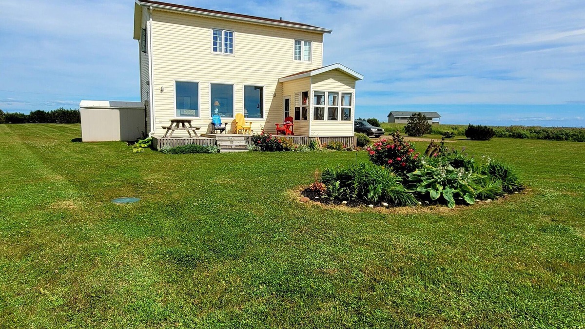 Chelton House | Oceanfront - PEI Beach House by the Bay - 4 Star - Great Location