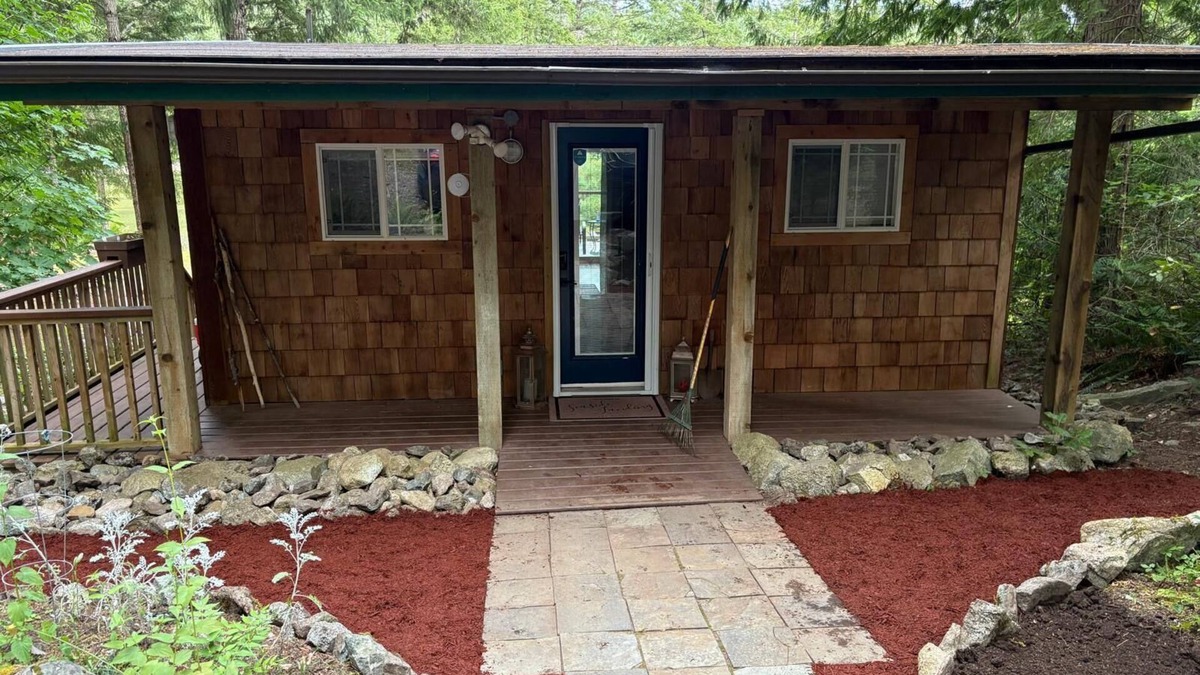 Madeira Park Cabin | Oceanfront Private Peaceful Cabin on an Acre