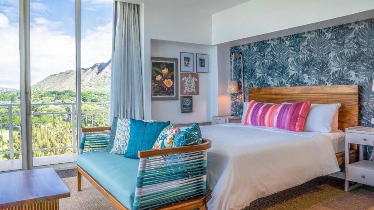 Diamond Head - Kapahulu - St. Louis House | Oceanfront Room w/Private Lanai | Steps to the Beach & Close to Diamond Head