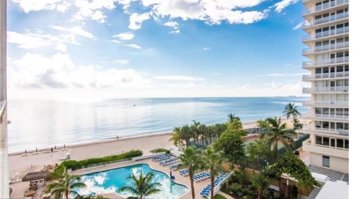Galt Mile Apartment | Oceanfront Studio w/balcony & Private Beach - Walk to shops & Dining