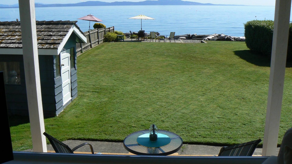 Cordova Bay House | OCEANFRONT SUITE ON WALK ON SANDY BEACH WITH INCREDIBLE VIEWS.