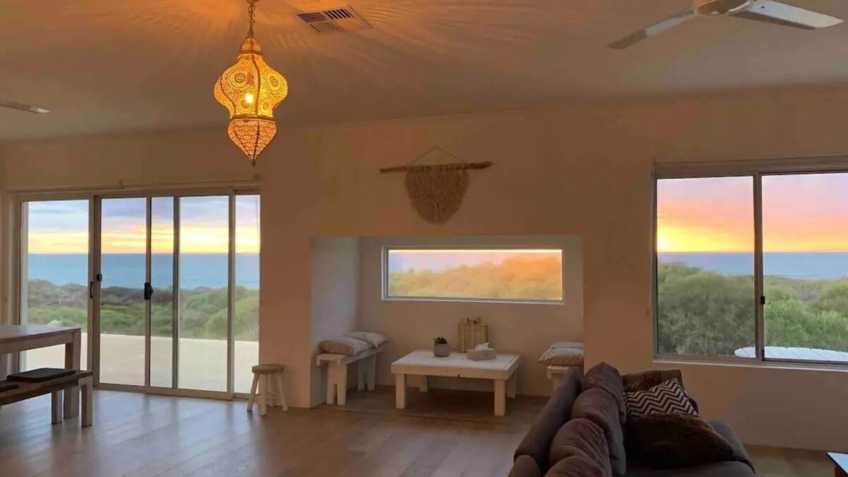 Dongara House | Oceanfront Tranquility: Luxe Modern Retreat
