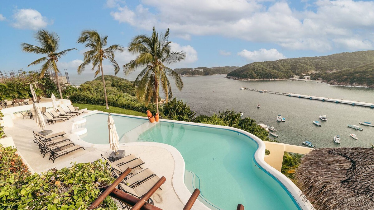 P Chahue Condo | Oceanfront Two Bedroom W/Private Rooftop Terrace
