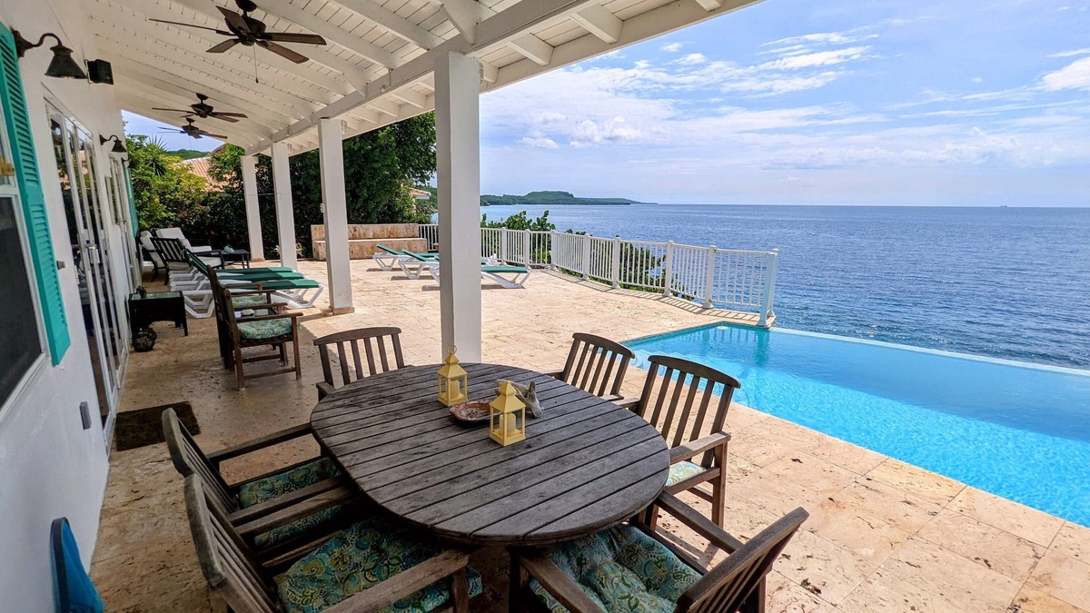 Soto House | Oceanfront Villa in Private Residential Area