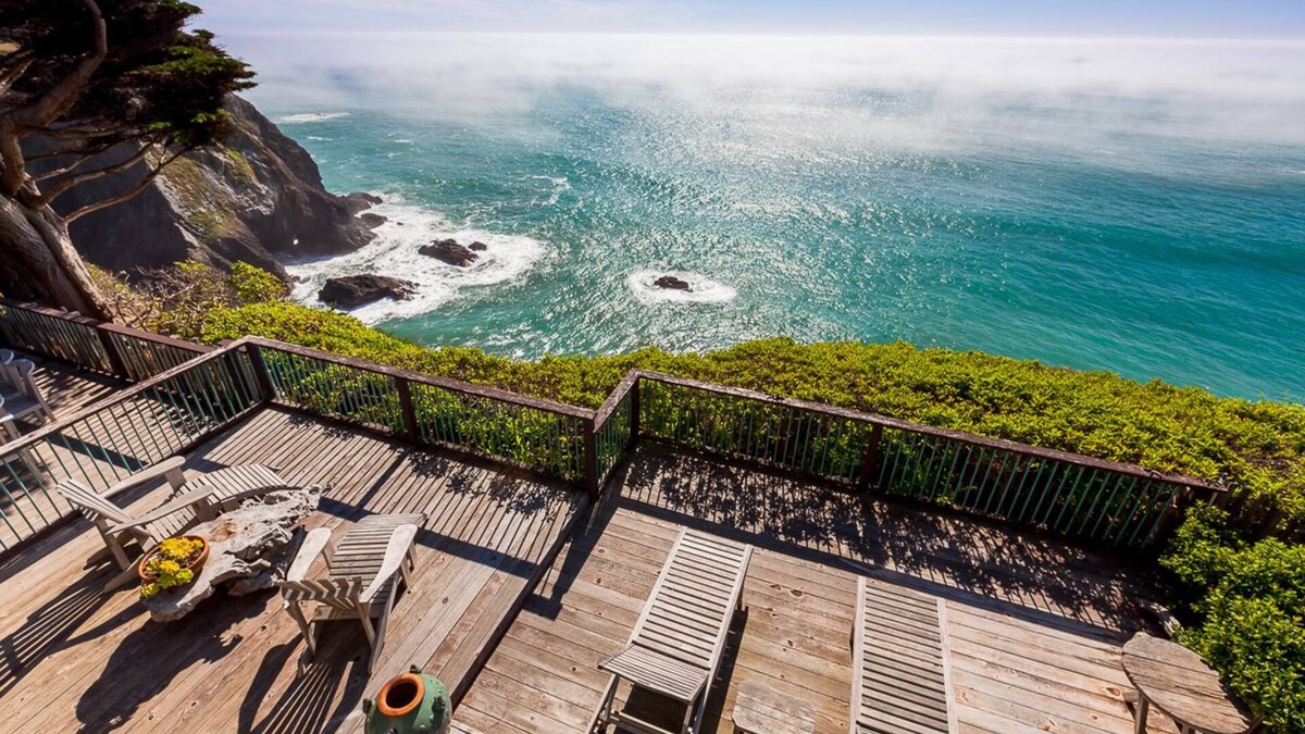 Philo House | Oceanfront Vacation Home - Spectacular Views; Hot Tub; Wi-Fi.