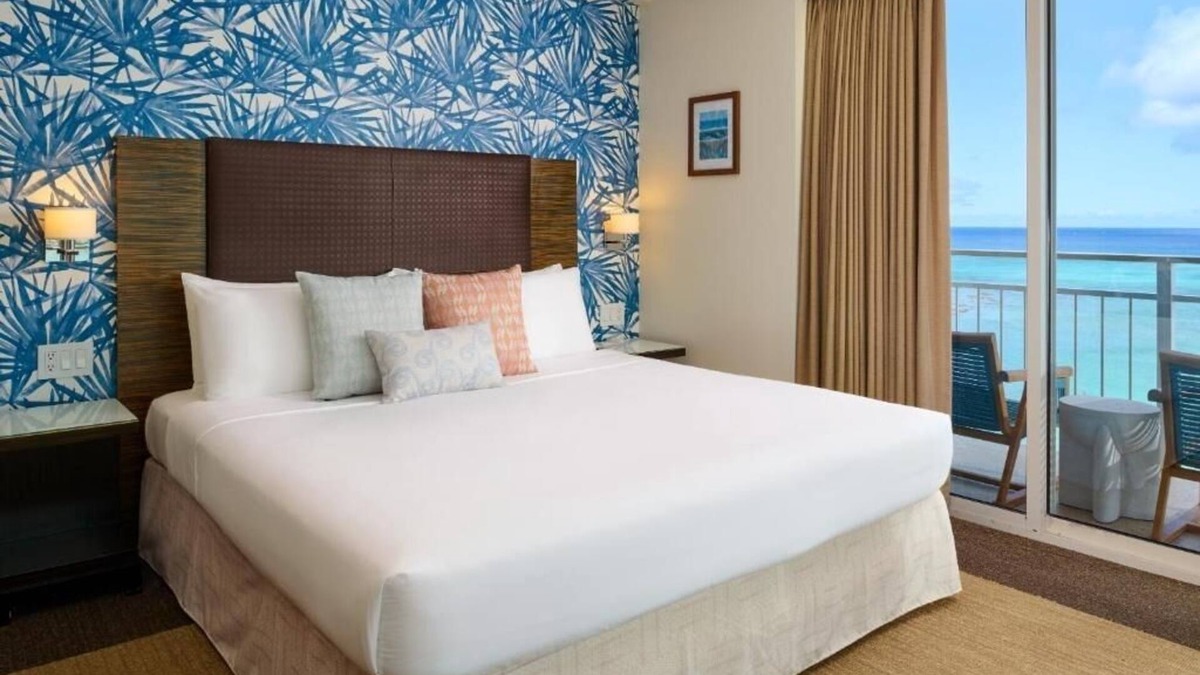 Diamond Head - Kapahulu - St. Louis Hotel | Oceanfront View Junior Suite | Kaimana Beach Hotel | Right on the Sand