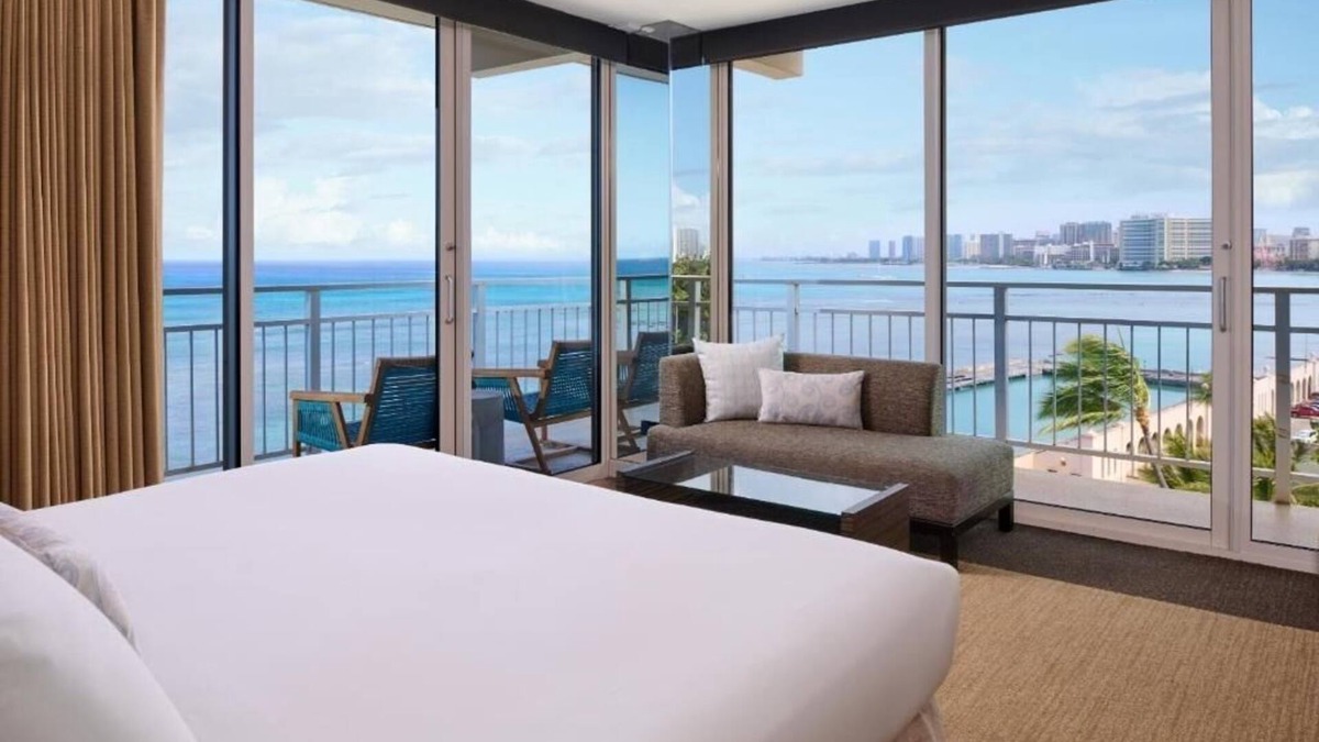 Diamond Head - Kapahulu - St. Louis House | Oceanfront View King | Kaimana Beach Hotel | Beachfront Getaway