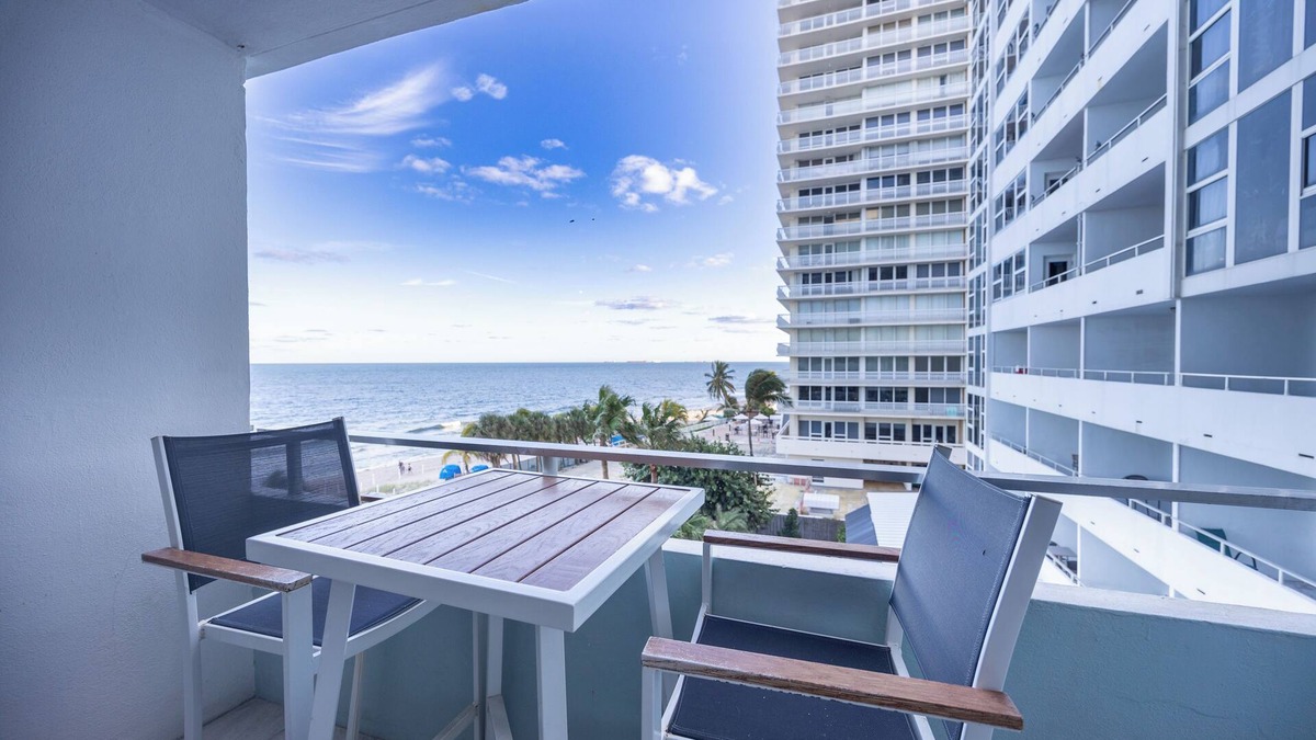 Bermuda Riviera Condo | Oceanfront View Balcony