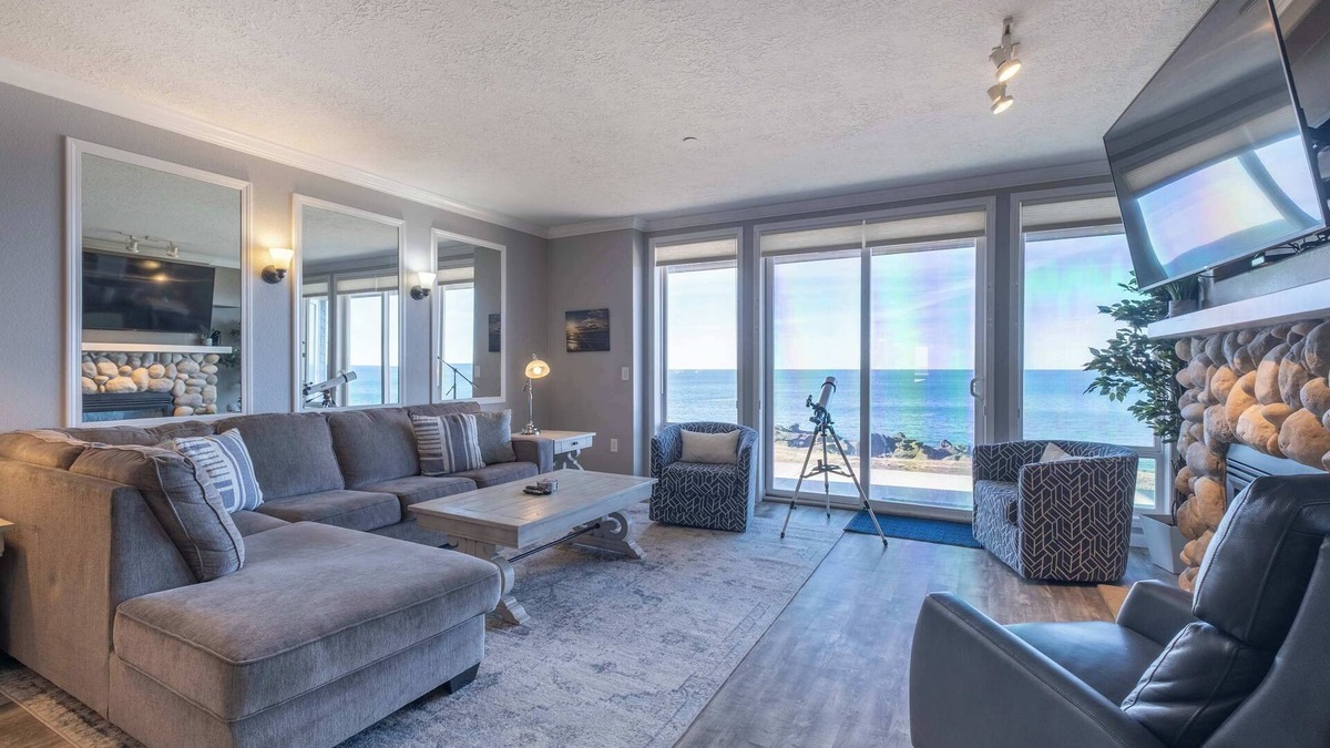 Depoe Bay Condo | Oceanfront, Whale Watching, Pool | Thundering Sea