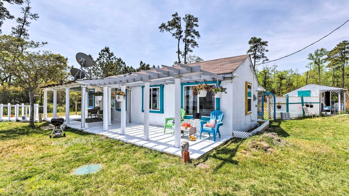 White Stone Cottage | Oceanfront White Stone Cottage w/Private Beach!