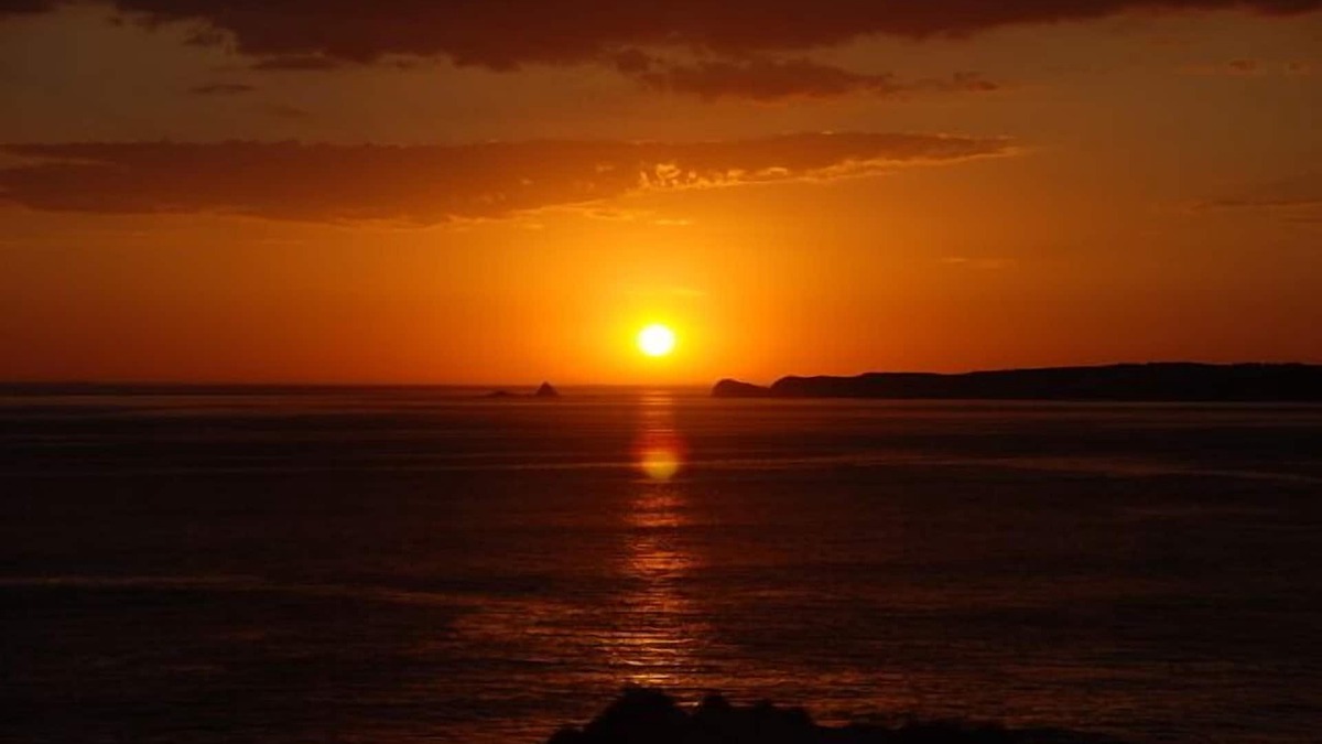 Sunderland Bay House | Oceans 180-Absolute ocean frontage, 2min walk to the beach, plus whale watching.