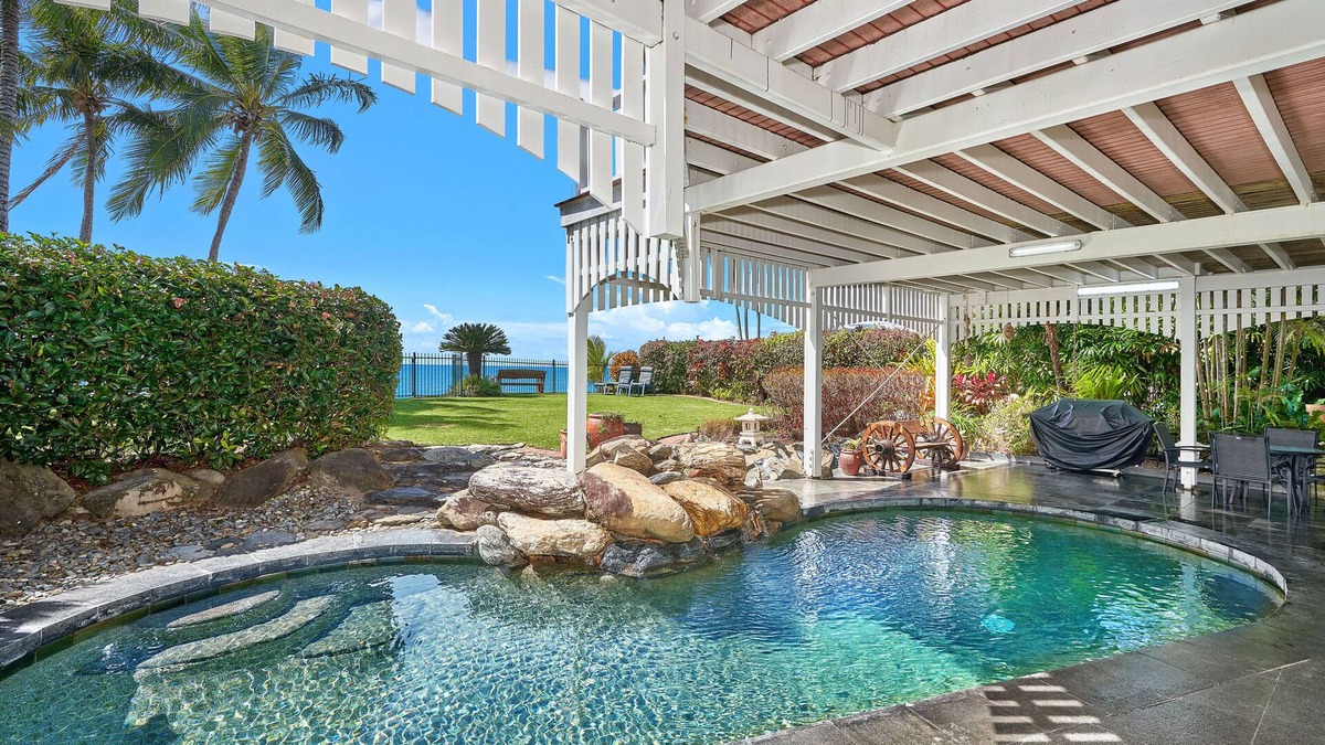 Holloways Beach House | Oceans Edge, ocean and beach at your doorstep