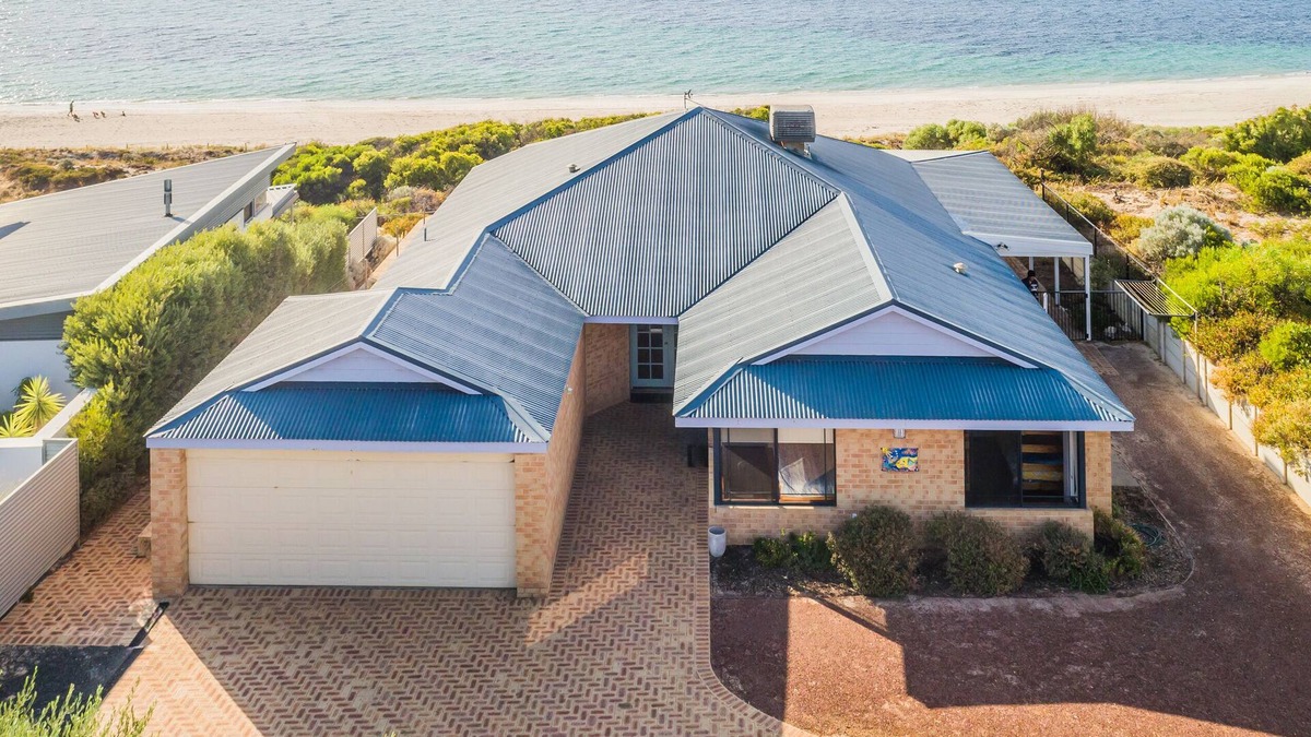 Peppermint Grove Beach House | Oceanside relaxing beach front views. Wifi . Light spacious for shared times