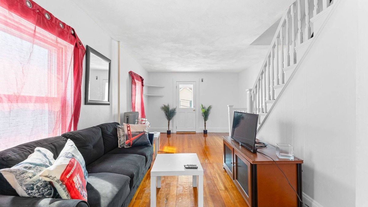 Winthrop Apartment | Oceanside 3 Bed Apartment Near Boston