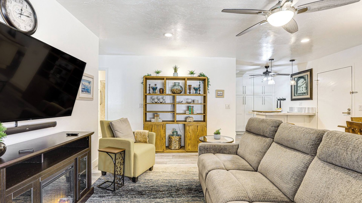 Loma Alta Condo | Oceanside Condo w/Pool & Hot Tub Access!