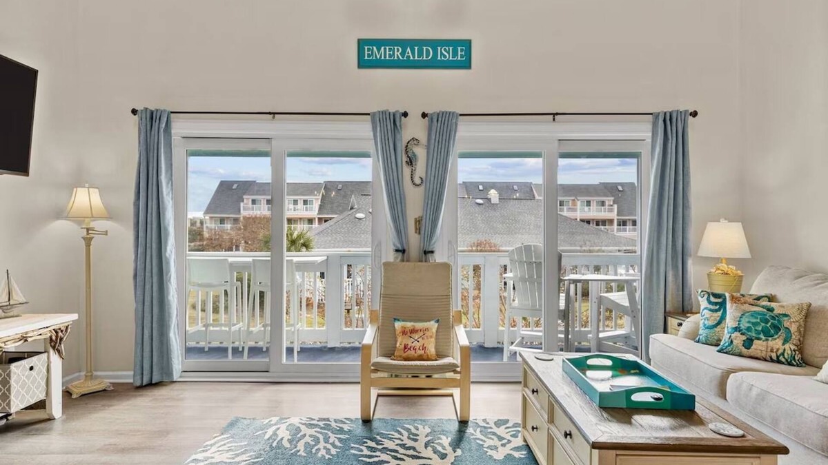 Emerald Isle Condo | Oceanside Condo w/Heated Indoor Pool, 2 Outdoor Pools, Beach Access & Bikes!