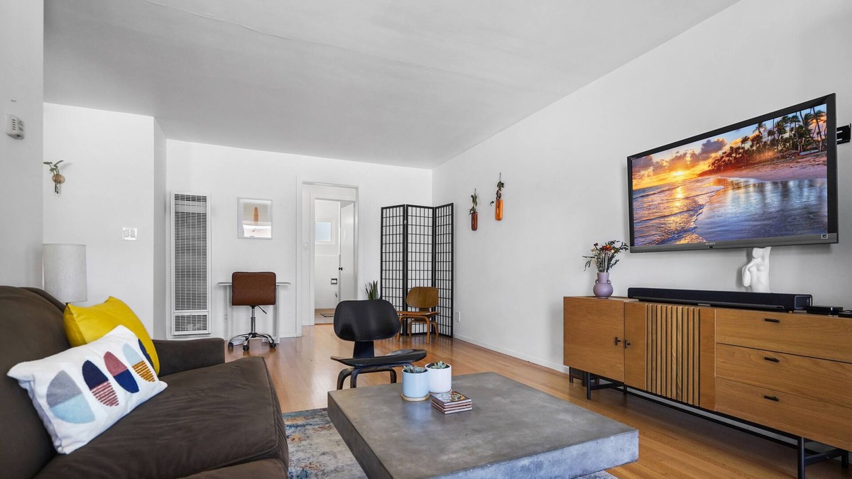 Alamitos Beach Apartment | Oceanside Hermosa, 1 Minute Walk to the Beach, Parking, Kitchen, AC, Fit 4 Guest