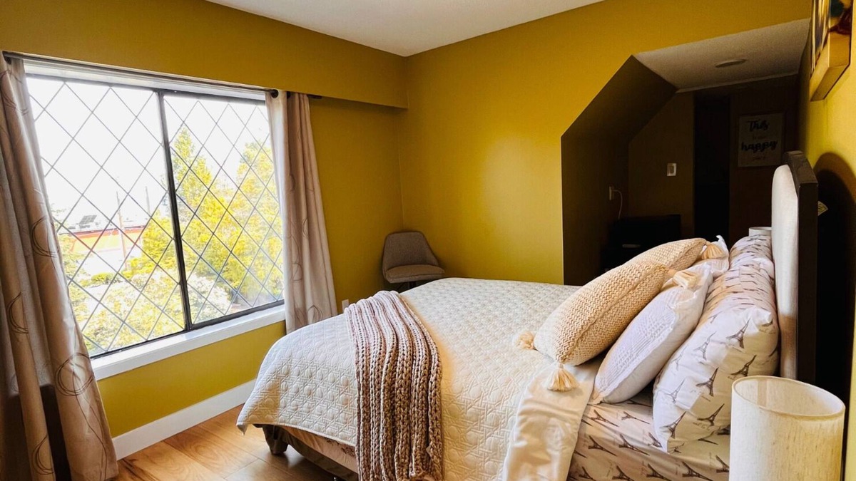 Regional District of Nanaimo House | Oceanside Manor - Ocean View - Private Bathroom