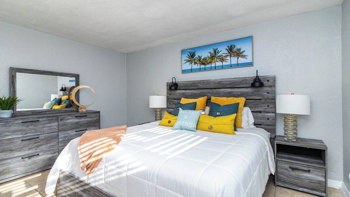 Indian Harbour Beach Apartment | Oceanside~ Walk to the beach,Pool, BBQ, Gym, Games