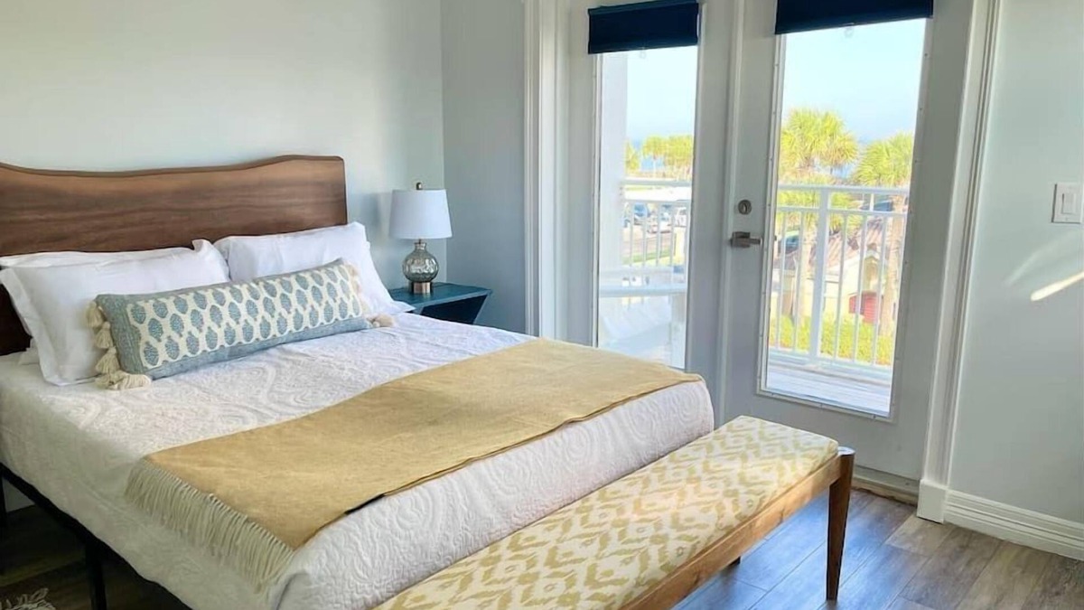 Jacksonville House | Oceanview 2 bed house with multiple outdoor decks