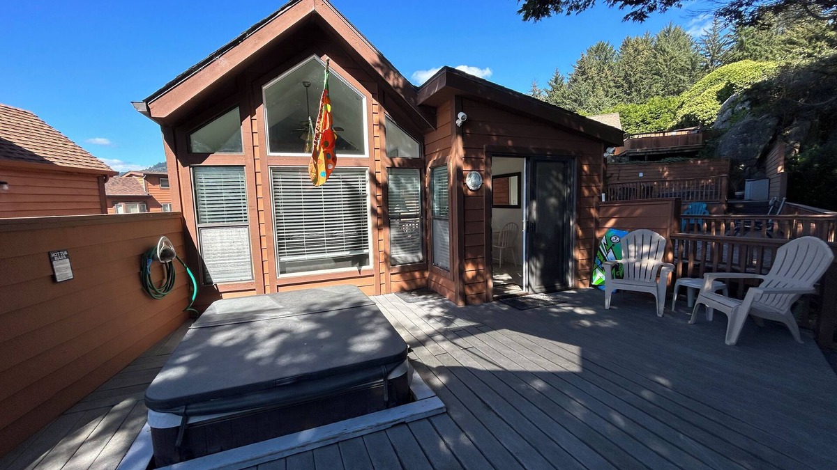 Smith River Cabin | Oceanview Cabin 18 with Private Jacuzzi and Deck w/Seating (Private Beach Owned by White Rock Resort)