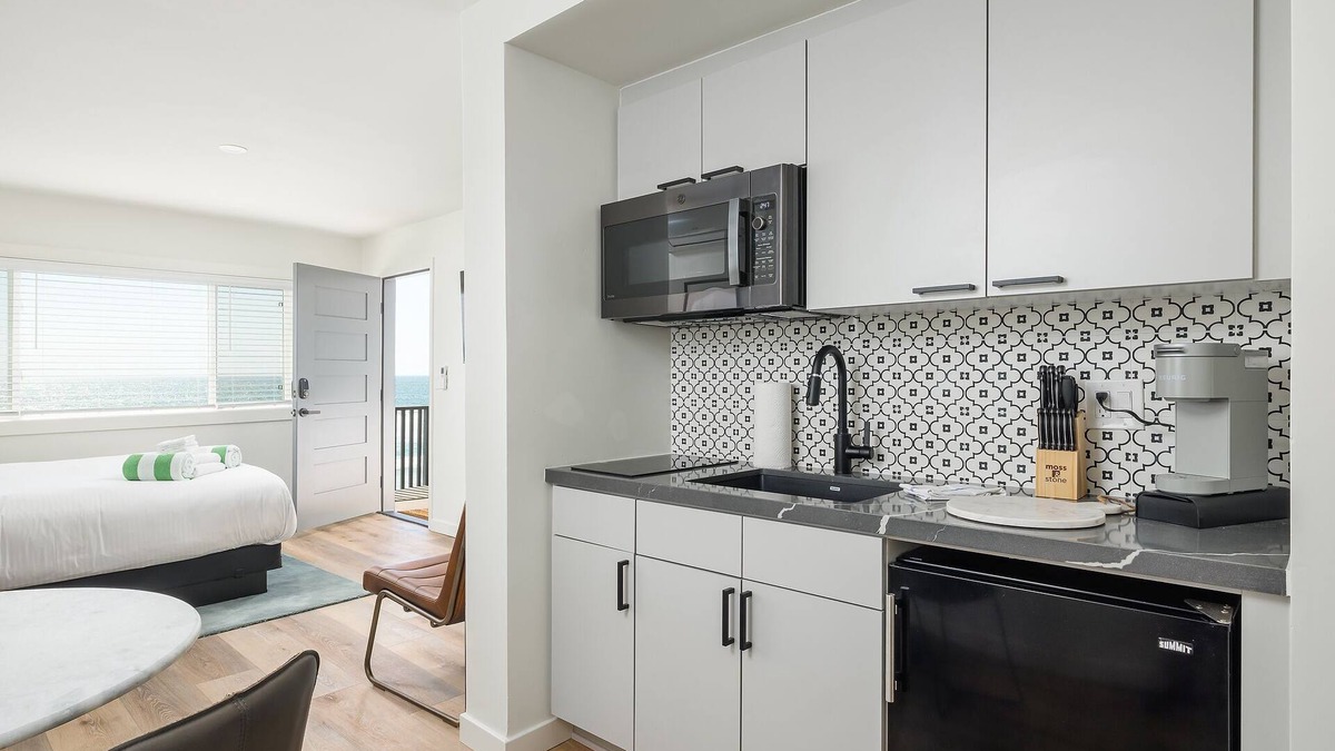 Oceanside Condo | Oceanview King Studio (207)