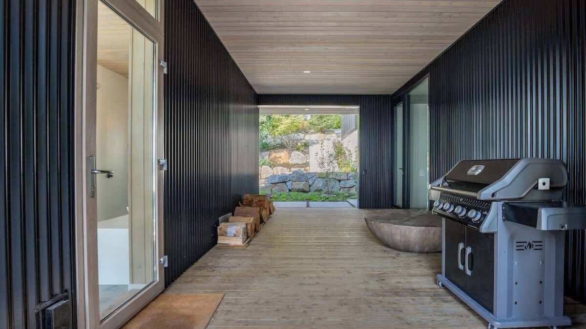 Britannia Beach House | Oceanview Luxury w/2 King Beds + EV Charger