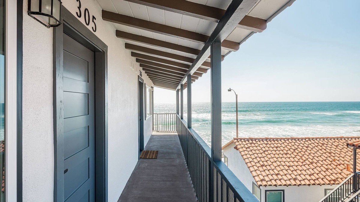 Oceanside Condo | Oceanview Queen Suite Steps from the Sand (304)