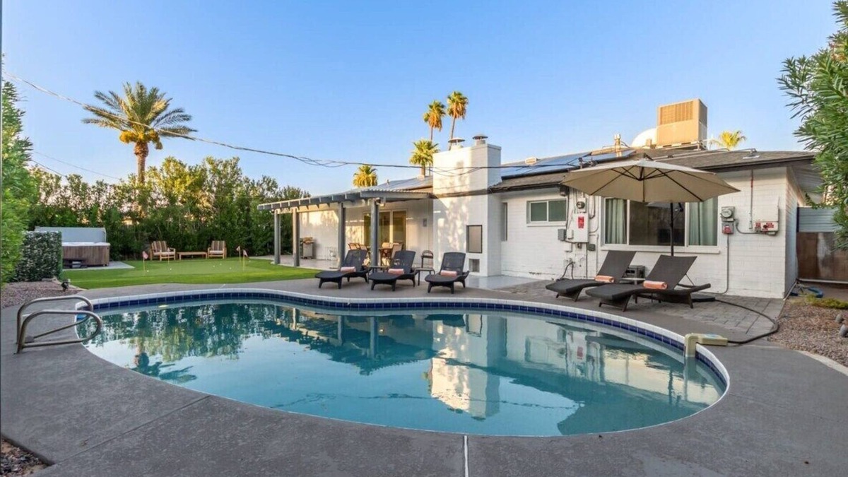 Village Grove House | Ochenta | 2 Masters | Htd. Pool & Hottub | Peloton