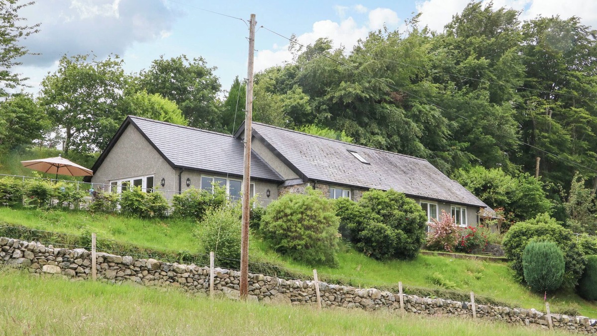 Llanrwst Cottage | OCHR Y GARTH, family friendly, luxury holiday cottage in Maenan