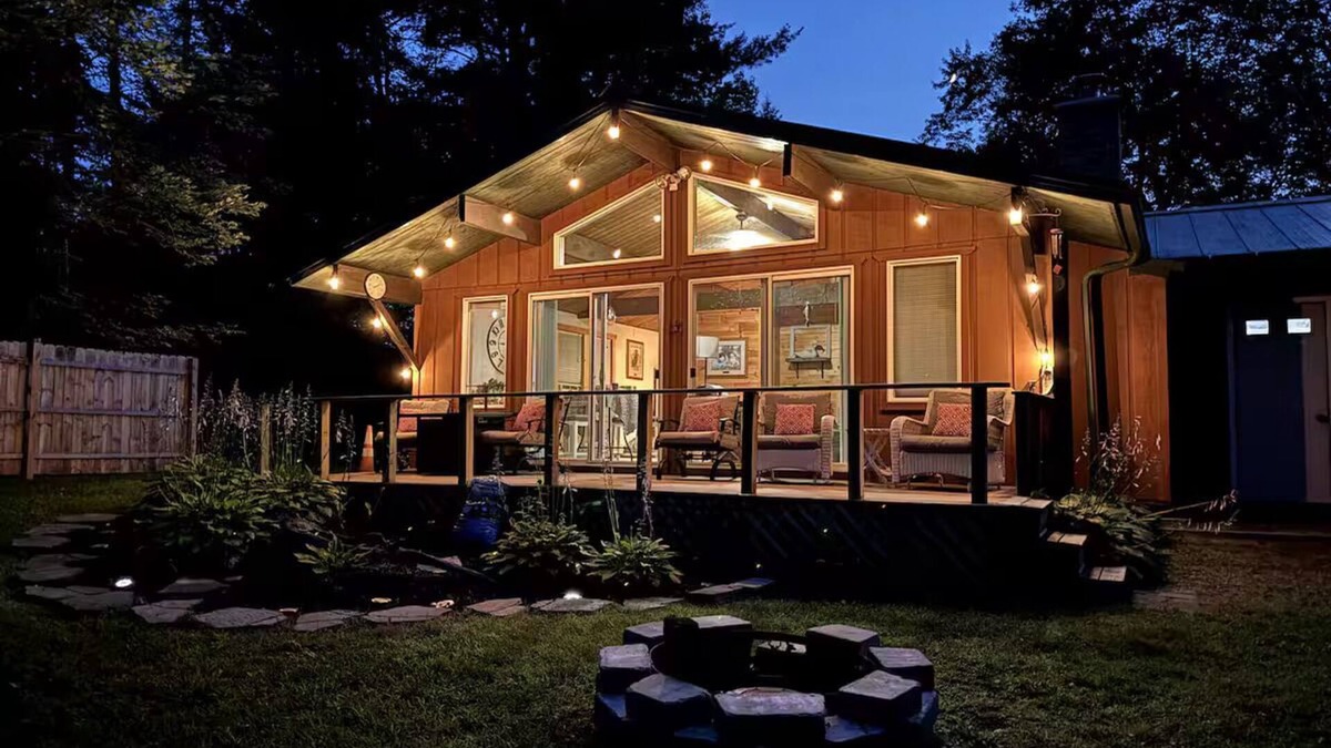 Suring Cabin | Oconto River Cozy Cabin Getaway