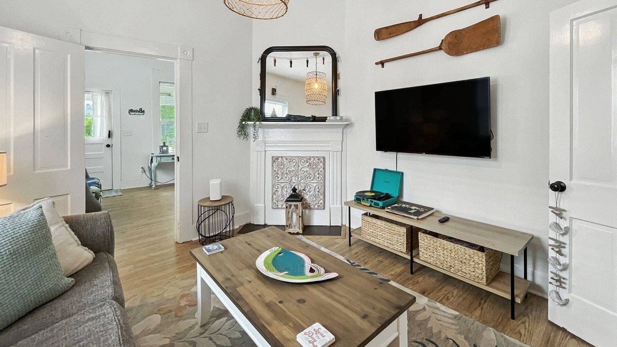 Brunswick House | Odie's Oasis | Historic Downtown Home | Pet Friendly | Fenced Yard | Near Shops | New Patio