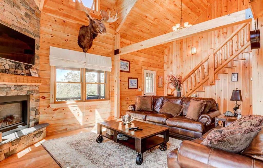 Whitefield House | OE Beautiful modern log home on 17 acres private views fire pit Ping Pong AC