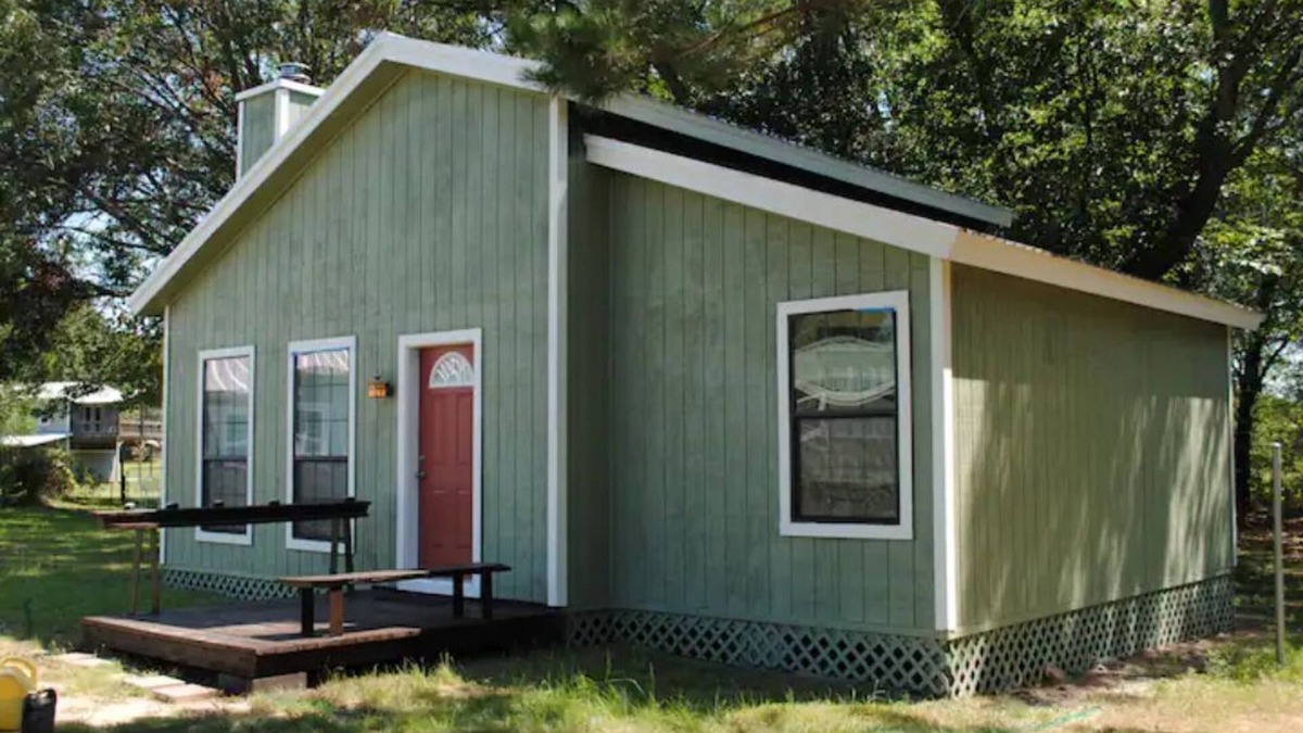 Telephone Cabin | Off Bois D'arc Lake - Main Cabin with Meeting Area, Disc Golf, Volleyball