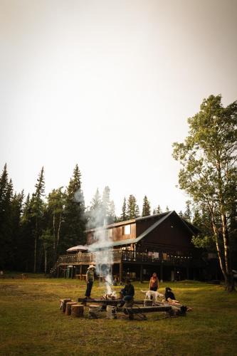 Rock Lake Villa | Off-Grid Mountain Lodge & 4 Cabins - Sauna, Hot Tub & Fishing