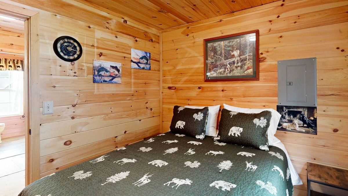 Bingham House | Off-Grid Cabin, 25 Acres, Firepit, Trails, Dogs Ok
