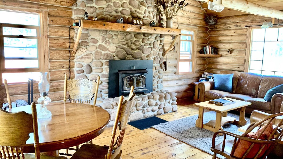 Wetmore House | Off-Grid Clean, Cozy Log Cabin 4.95 Star Rating 86 Reviews