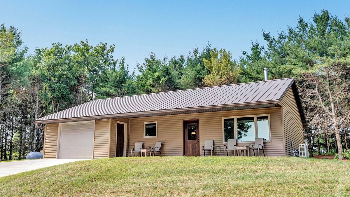 Krakow House | Off-Grid Family Farmstead Retreat. Farm Tours + Animal Feeding, Pet Friendly!