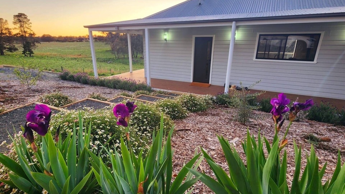 Forest Reefs Cottage | Off grid luxury space in Central West NSW