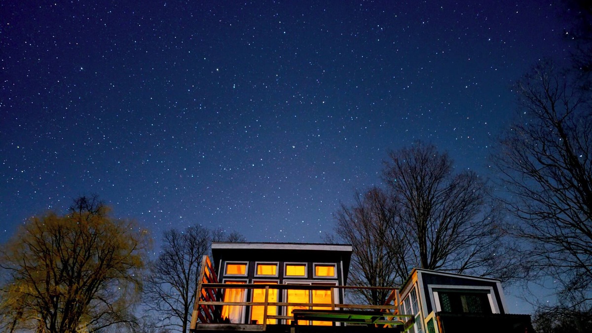 Town of Broome Cabin | Off-Grid Tiny Glamp with Mountain views, Outdoor Tub, Elevated Deck & Wi-Fi