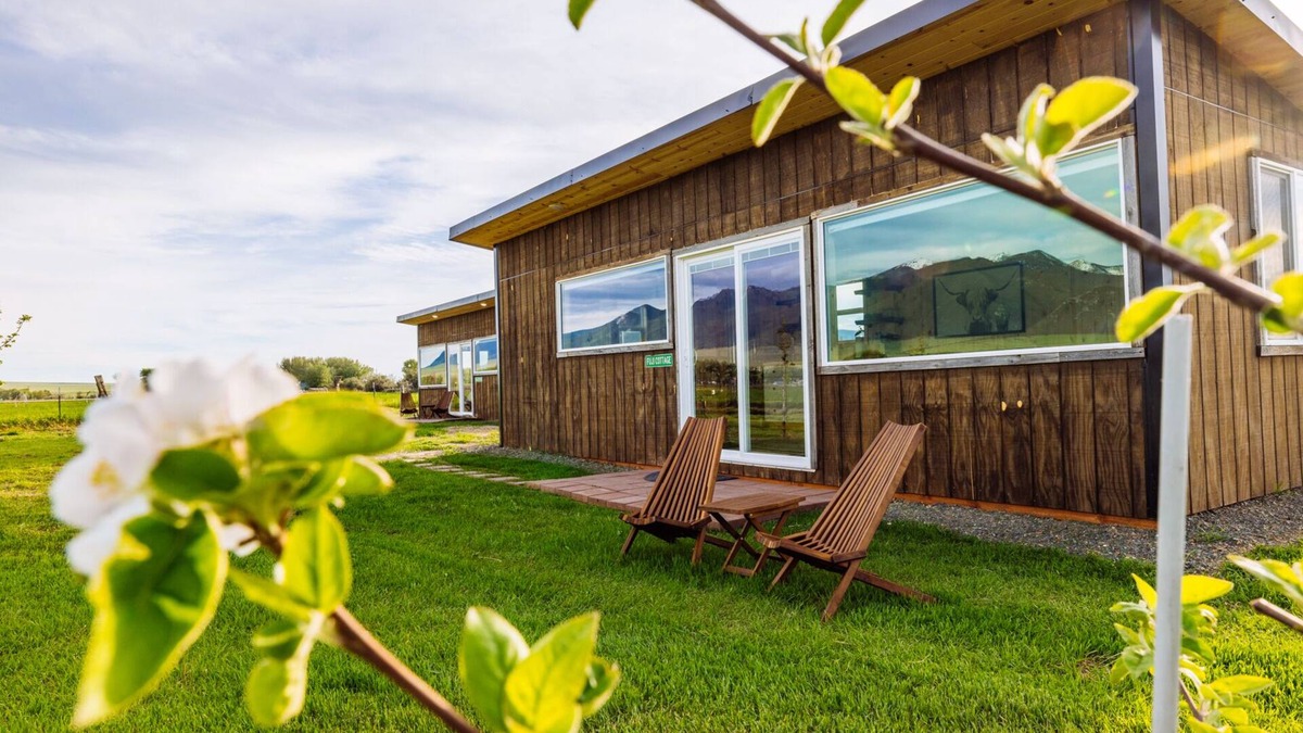 Whitehall Cottage | Off-grid tiny home in apple orchard with million-dollar mountain views!