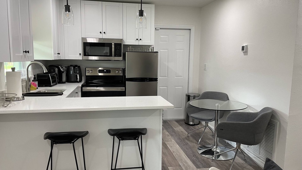 Brandon House | Off of I-75 and SR-60, newly renovated 1 bedroom unit mins to Airport/Downtown.