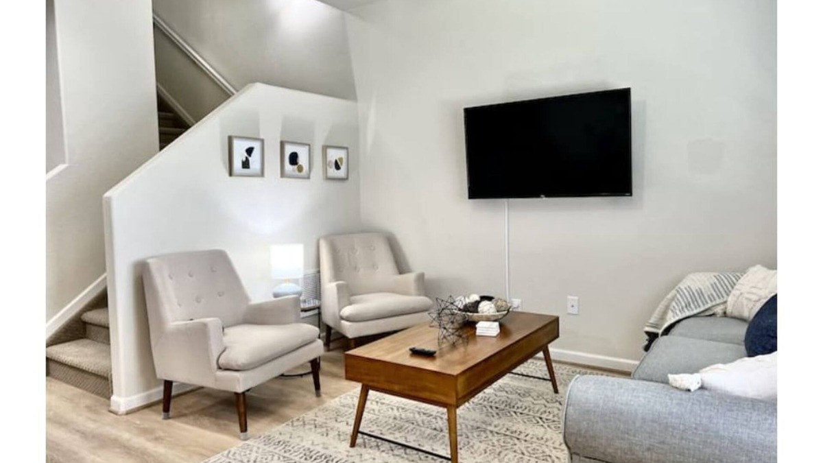 Longmont House | OFF-THE-DIAGONAL 2-Bedroom Townhome