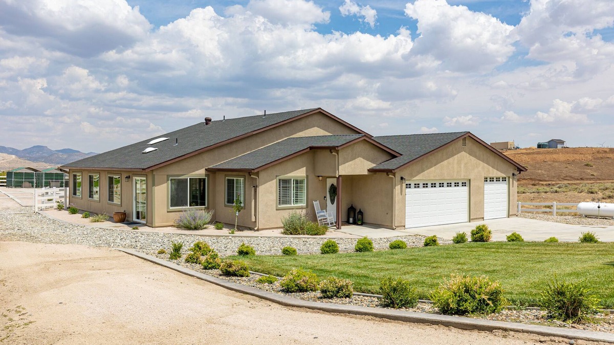 Tehachapi House | Off the grid 2-bedroom home with garden room