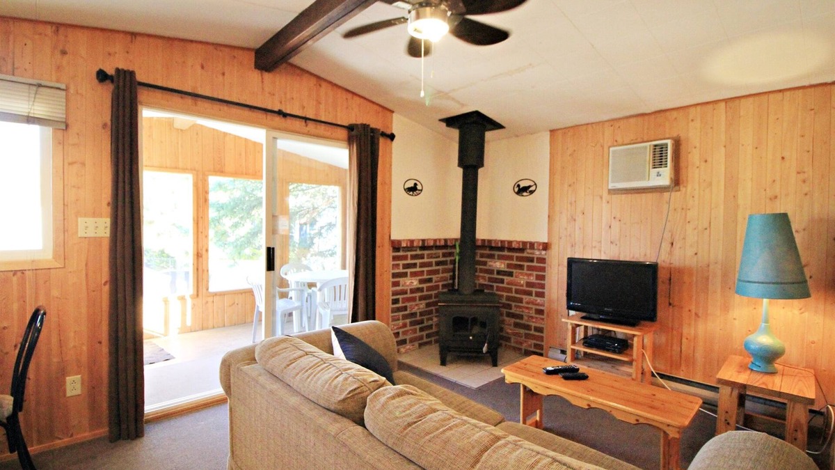 Manitoba Cabin | "Off the hook" Lakeside - Boat Rentals on site!
