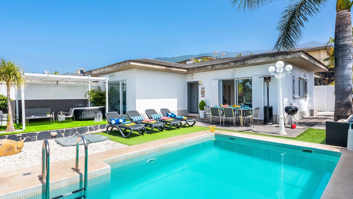 Las Arenas Villa | Offer September private SWIMMING POOL, AirCon, Fast WIFI, BBQ,