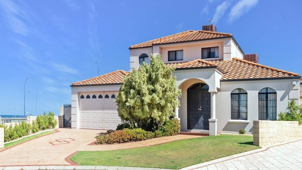 Ocean Reef House | Offers oceanfront luxury longer-term accommodation. Ideal for migrating families