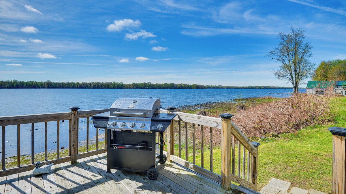 Town of Oswegatchie Cottage | Ogdensburg Waterfront Cottage w/Deck & BBQ Grill!