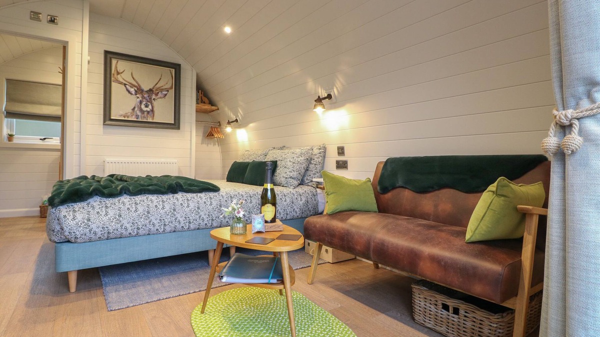 Denstone Cottage | OH DEER, romantic, with hot tub in Ashbourne